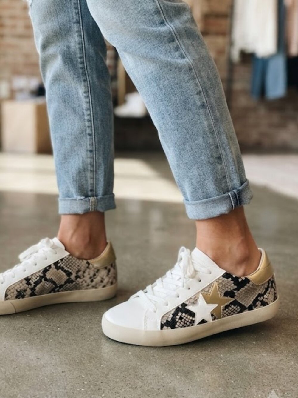 JustFab Snakeskin Sneaker White Black Stars Size 7
